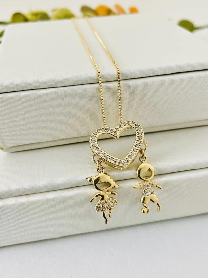 Colar com Pingente Menino e Menina com Coraçaõ Cravejado
