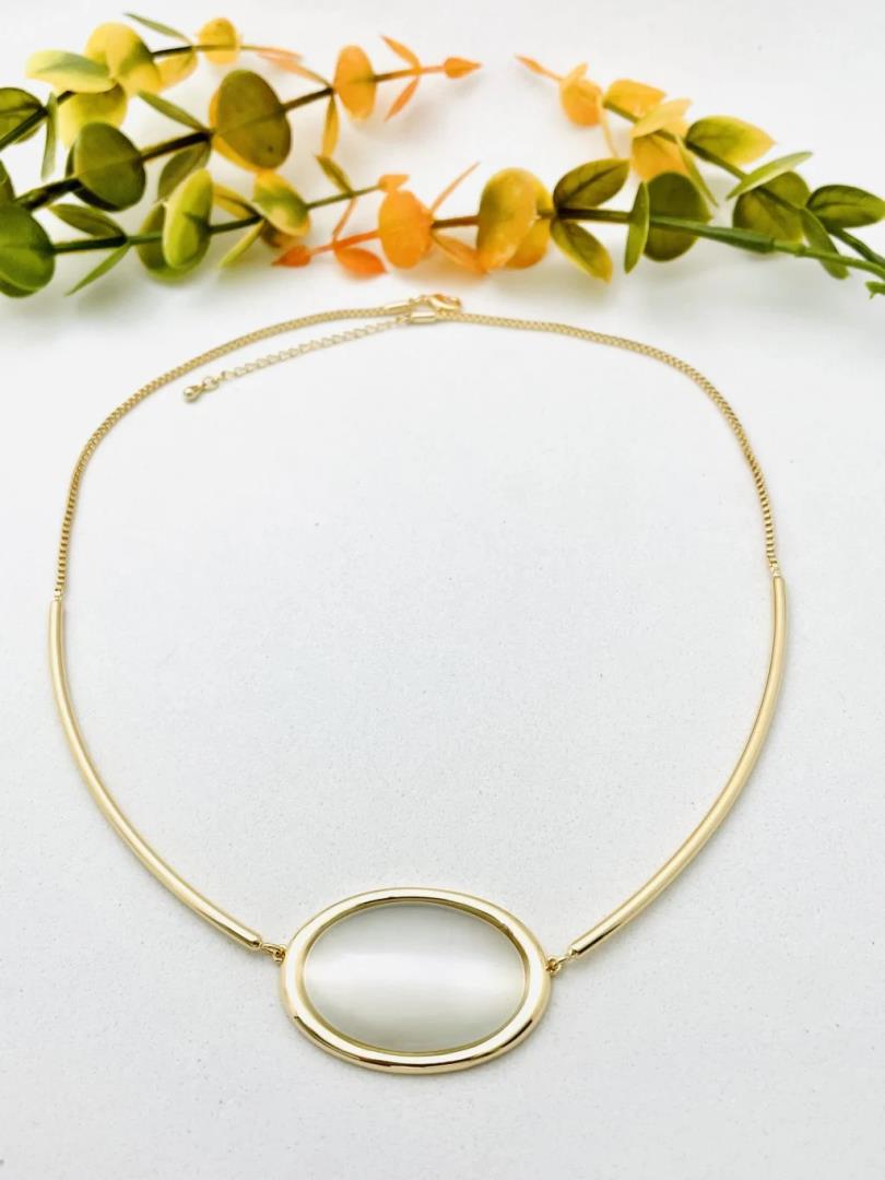 Colar com Pingente Oval Olho de Gato