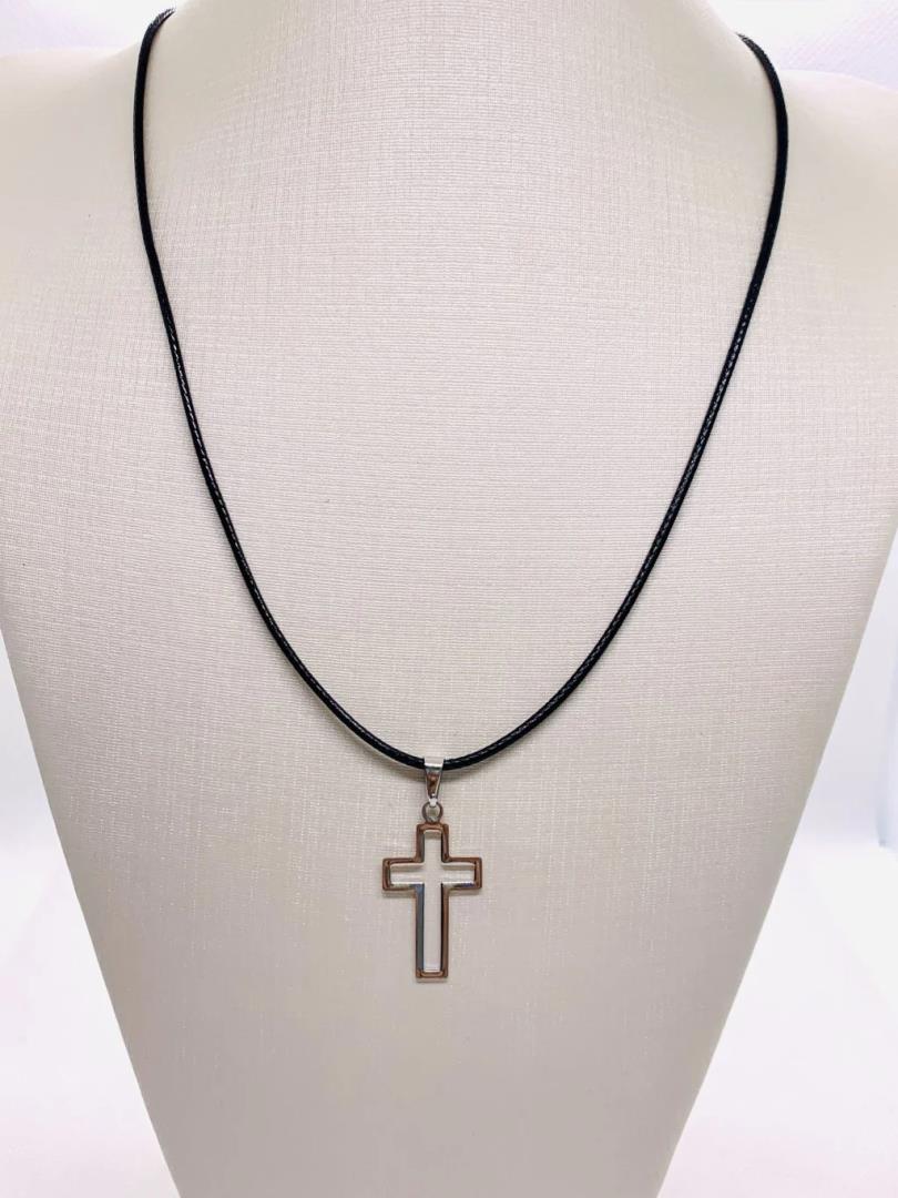 Colar Corino Preto Com Cruz Em Prata