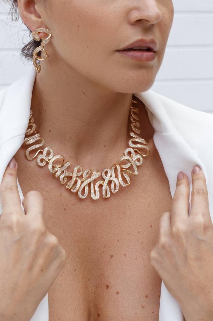 Colar Cravejado Ondas de Luz