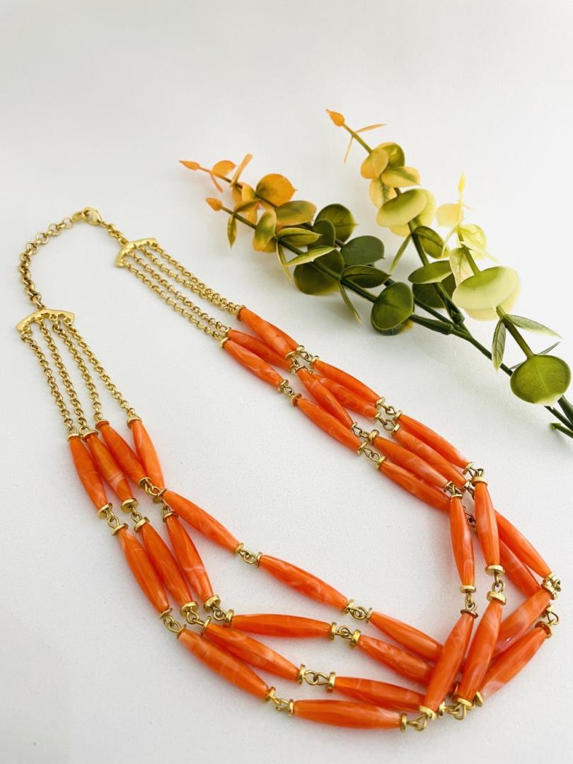 Colar de Acrílico cor Laranja com Correntes Banhadas a Ouro 18k
