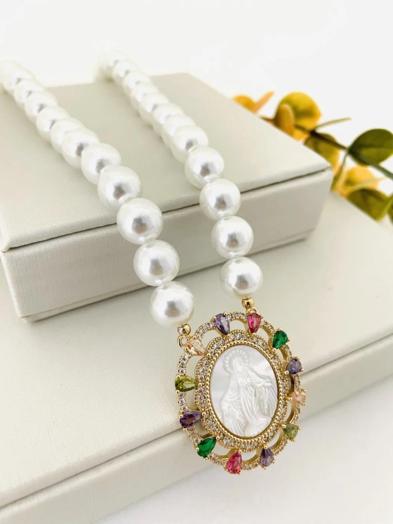 Colar de Pérola Sintética Branca Tamanho Médio com Pingennte N Sra das Graças em Madrepérola