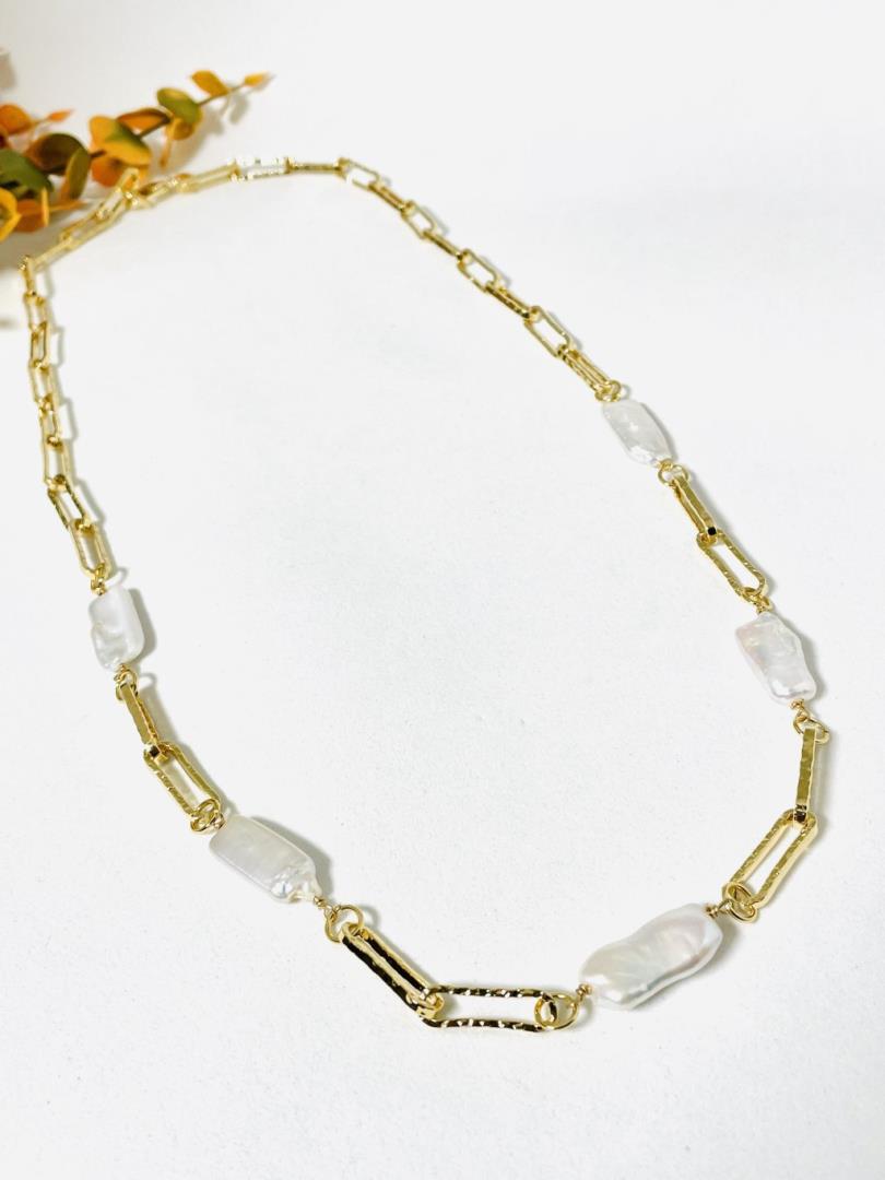 Colar Longo Martelado com Pérolas Barrocas