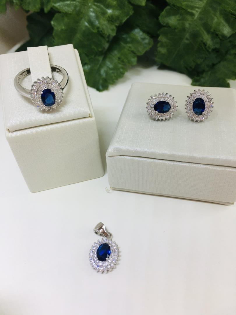 Conjunto De Prata Com Banho de Ródio Cravejado de Zircônias Com Pedra Safira Azul Centralizada