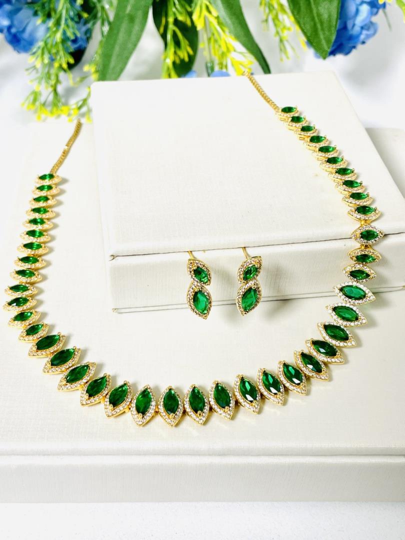 Conjunto Graice Dourado com Zircônia/Cristal/Esmeralda