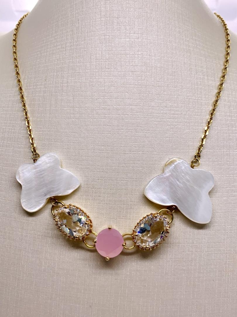 Corrente Com Pingente Borboletas De Madrepérola E Pedra Quartzo Rosa