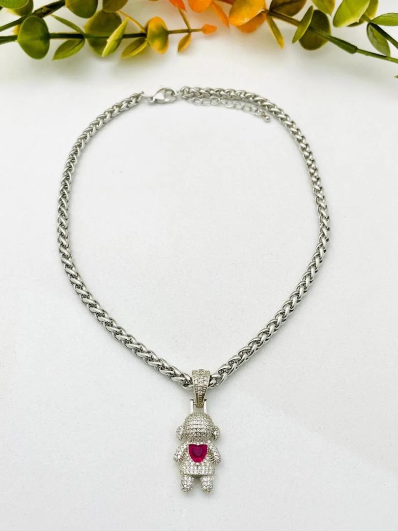 Corrente de Prata com Pingente Menina com Pedra na cor Rosa