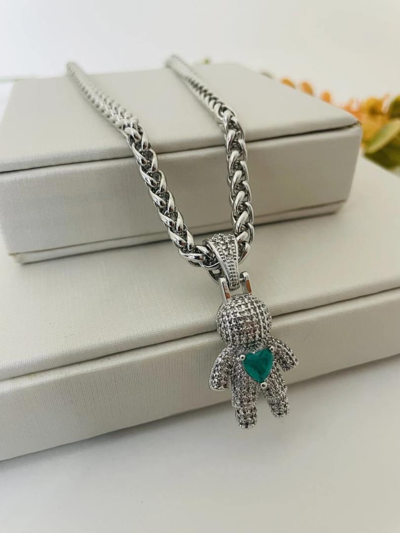 Corrente de Prata com Pingente Menino com Pedra na cor Verde