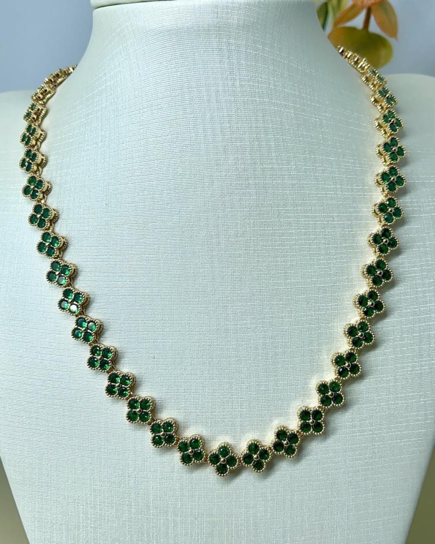 Gargantilha Dourada Cravejada com Pedras Verde Esmeralda