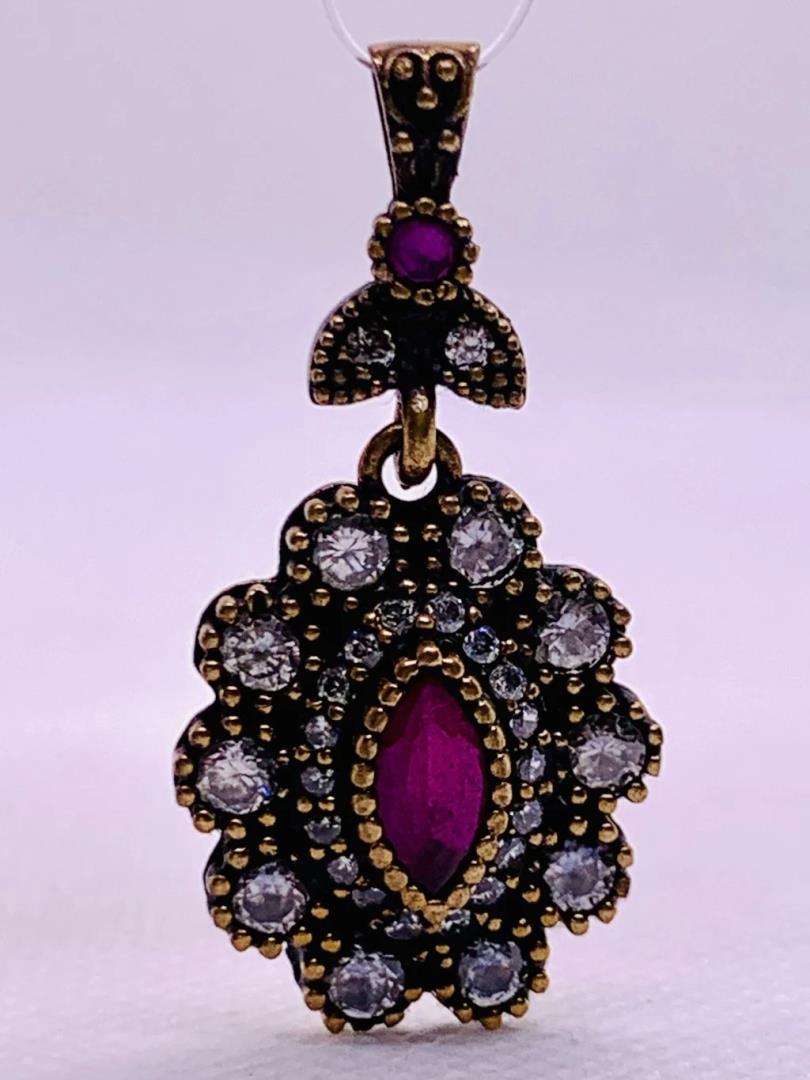 Pingente De Macacita Com Pedra Rubi E Zircônias Cravejadas