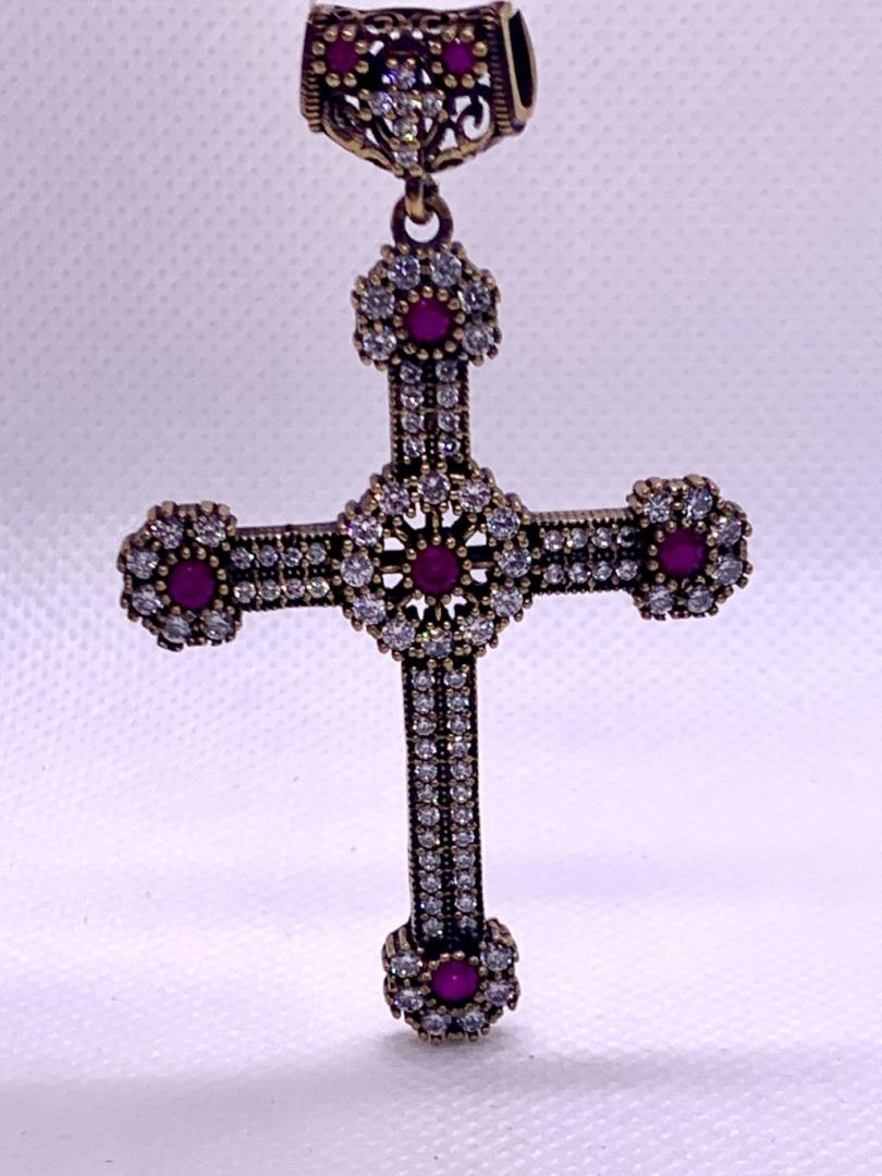 Pingente De Prata Envelhecida De Cruz Com Pedras Zircônias E Rubi