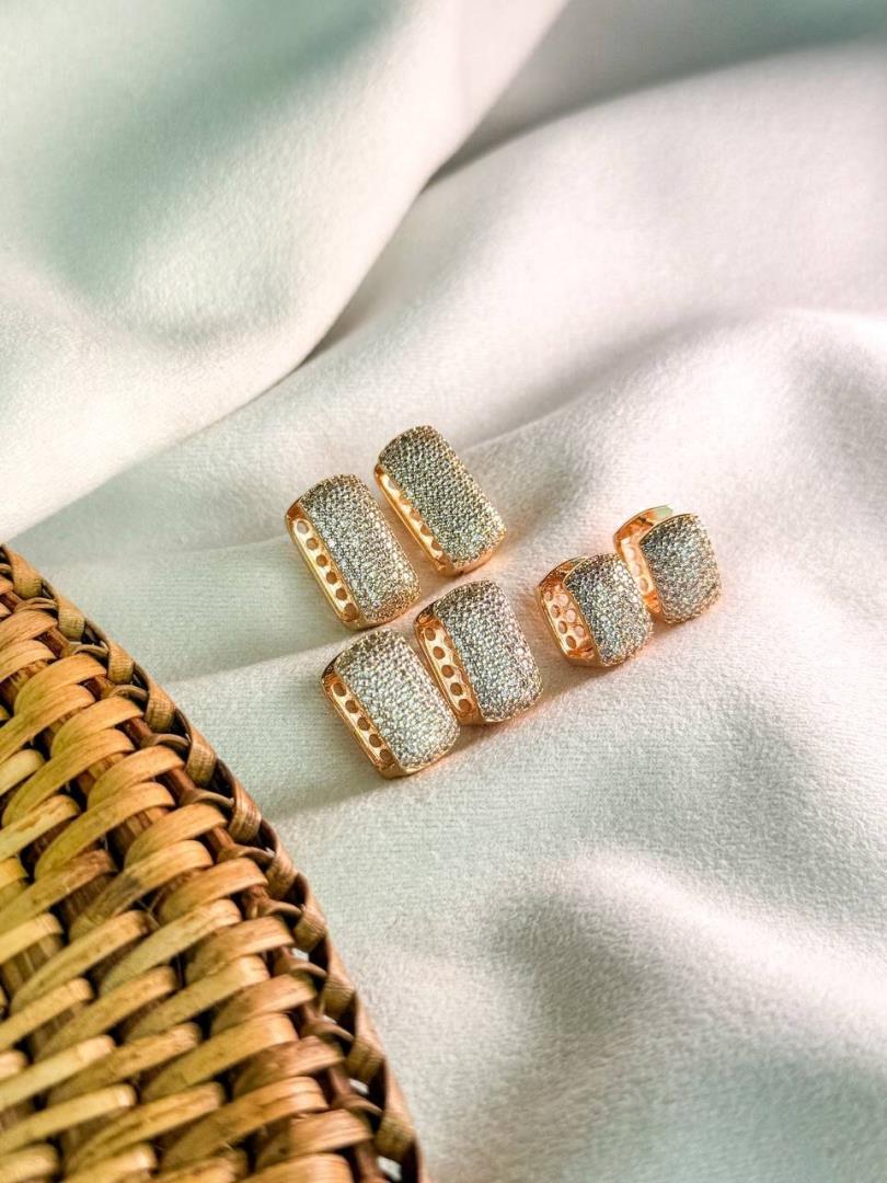 Argola Quadrada Cravejada