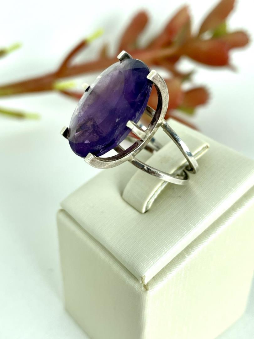 Anel de Prata Banho de Ródio com Pedra Ametista Oval
