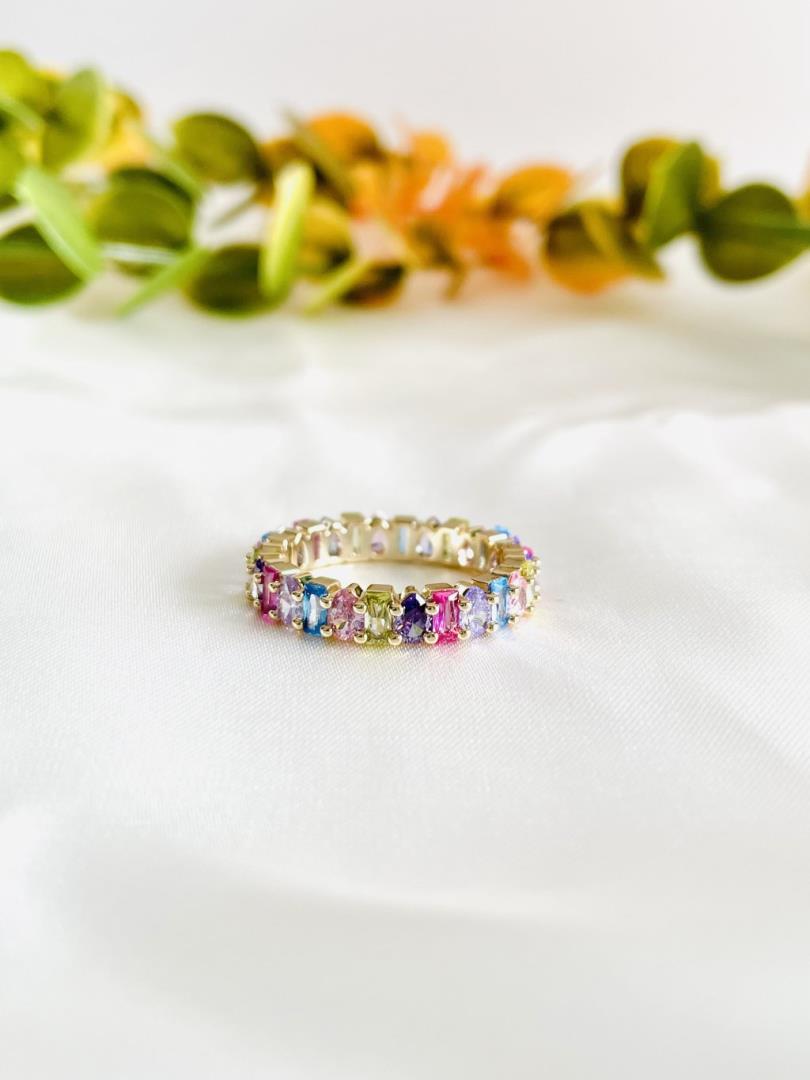 Aliança com Pedras Coloridas