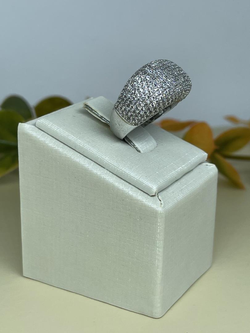 Anel De Prata Com Banho De Ródio Cravejado Na Parte Superior