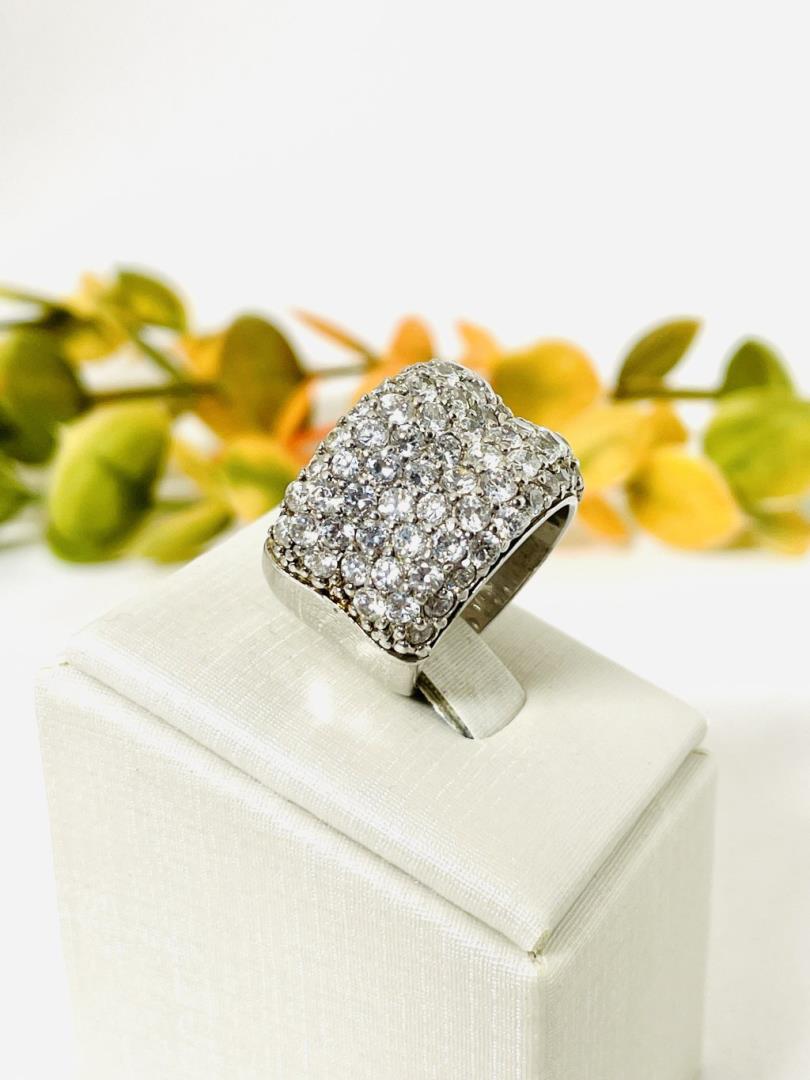 Anel de Prata com Banho de Ródio e Zircônias Cravejadas Aro 17