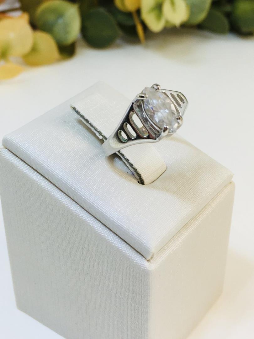 Anel de Prata Com Pedra Retangular Centralizada