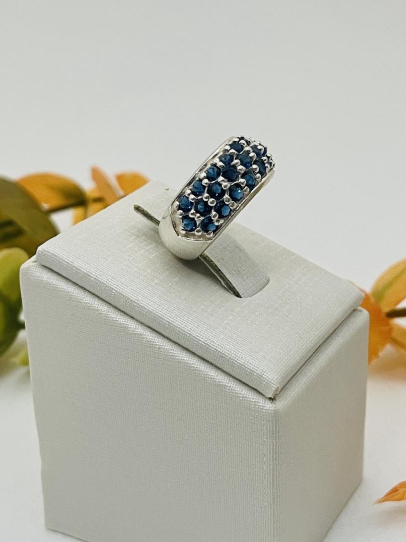 Anel de Prata com Pedras Safira Azul Cravejadas