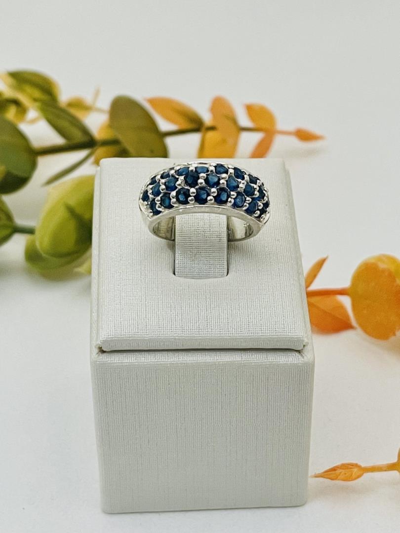 Anel de Prata com Pedras Safira Azul Cravejadas - Imagem 2