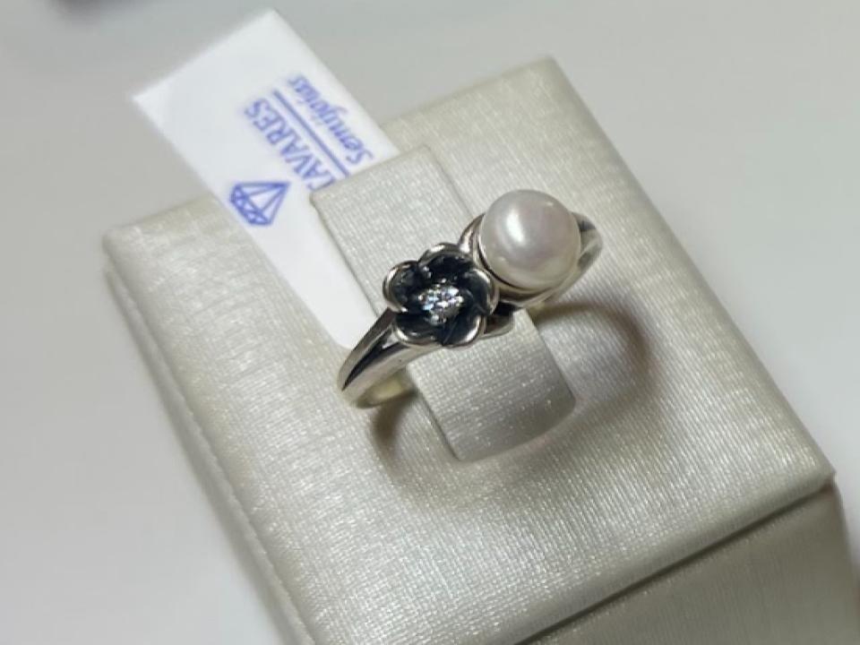 Anel De Prata Com Pérola E Detalhes De Flor