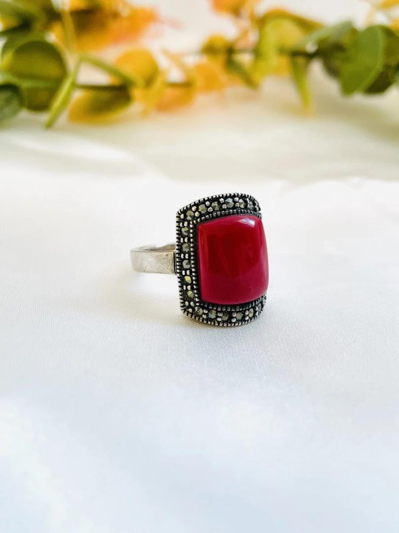 Anel de Prata Envelhecida com Pedra Vermelha Centralizada