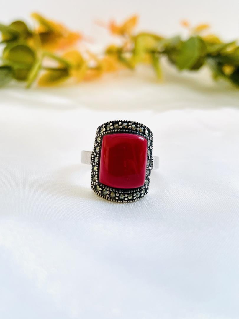 Anel de Prata Envelhecida com Pedra Vermelha Centralizada - Imagem 2