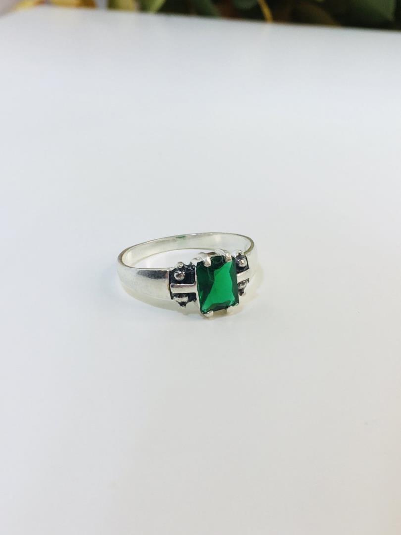 Anel De Prata Modelo Formatura Com Pedra Esmeralda Centralizada