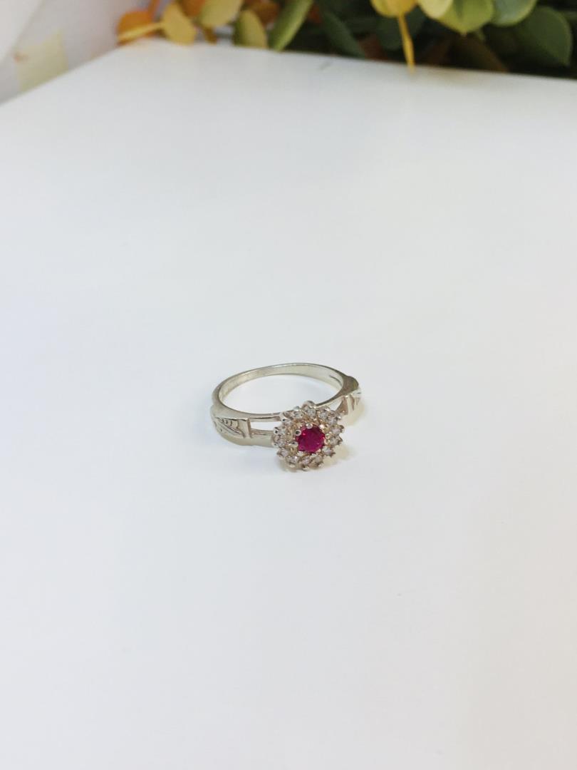 Anel De Prata Modelo Formatura Com Pedra Vermelha Centralizada E Zircônias Cravejadas