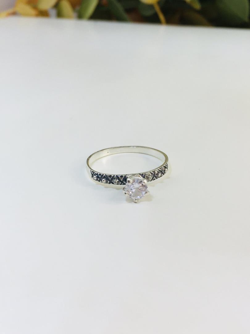Anel de Prata Modelo Solitário Com Uma Zircônia Central