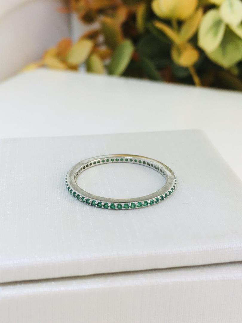 Aliança De Prata Com Banho De Ouro Branco Cravejada Com Micro Pedras Verde Esmeralda