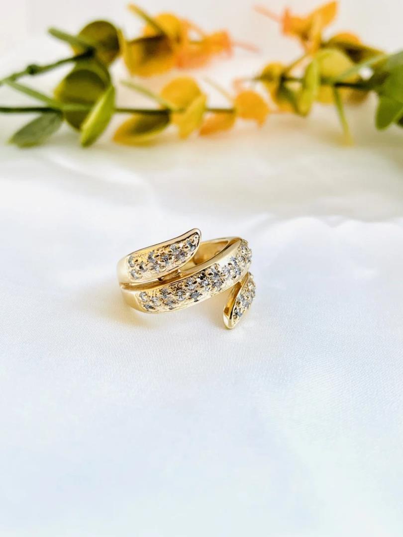 Anel Formato Cobra com Pedras Cravejadas