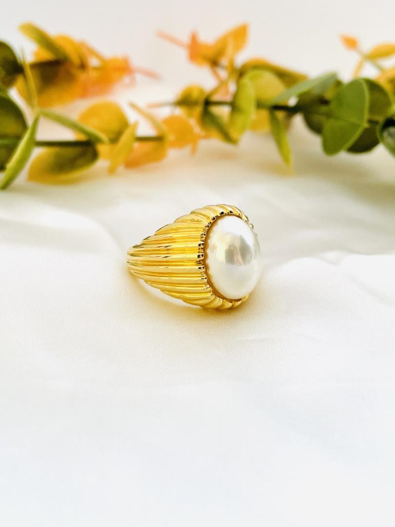 Anel Largo com Pérola Oval Centralizada
