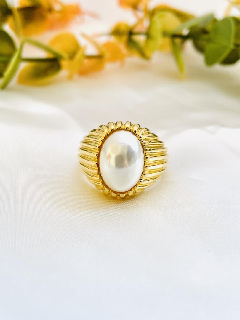 Anel Largo com Pérola Oval Centralizada - Imagem 2