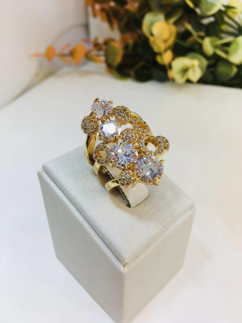 Anel Largo Com Zircônias Cravejadas E Detalhes Vazados