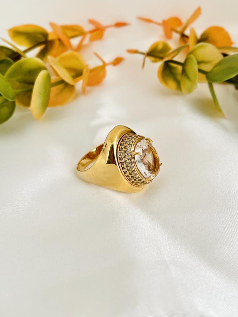 Anel Largo Cravejado com Pedra Central