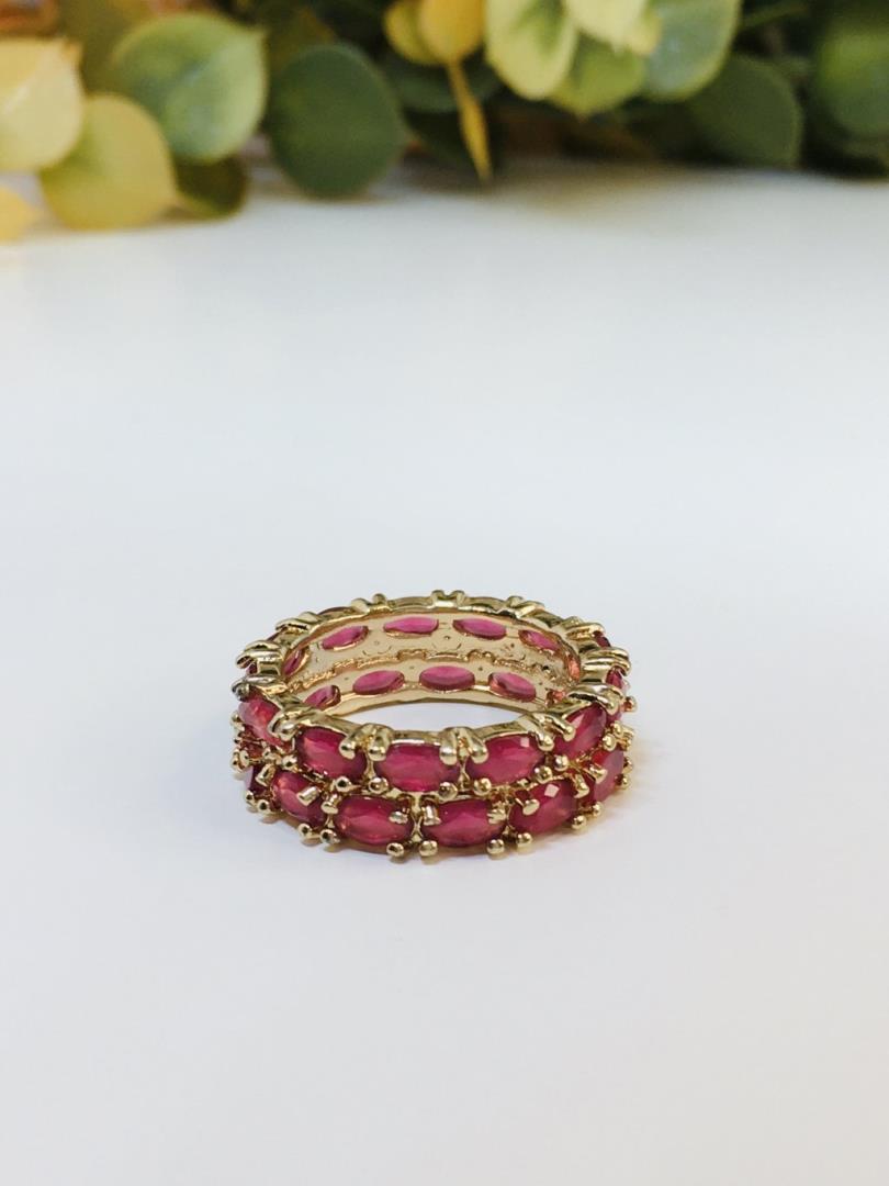 Aliança Larga Com Pedras Rosa Cravejadas