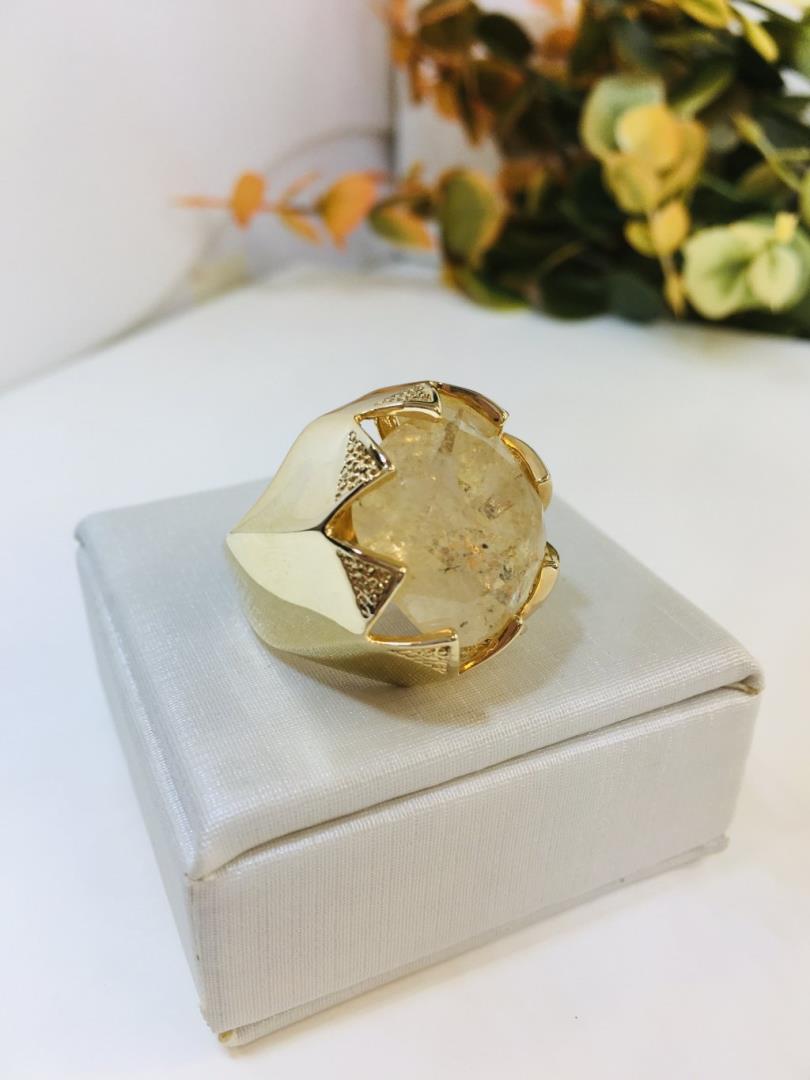 Anel Largo Formato Flor Com Pedra Central De Cristal