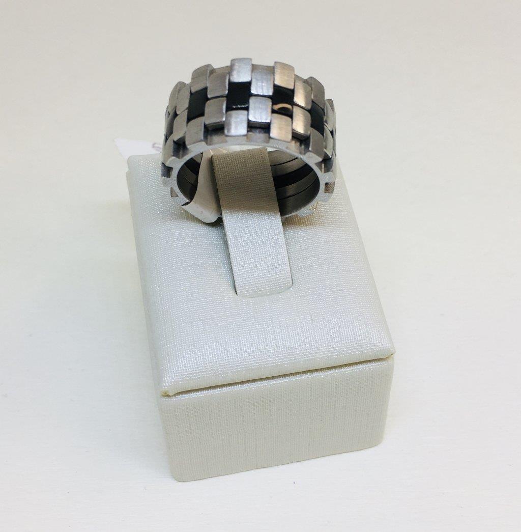 Anel Masculino De Aço Com Detalhes Na Cor Preta