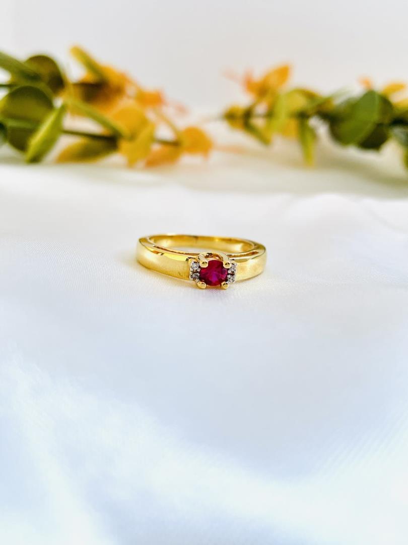 Anel Modelo Formatura com Pedra Vermelha Centralizada