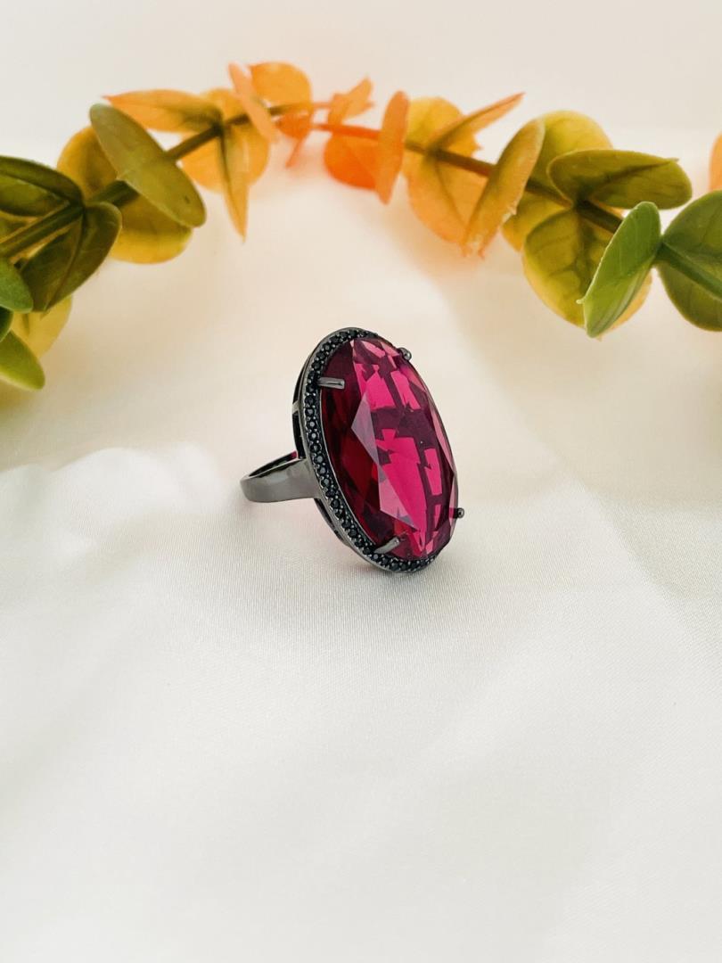 Anel Oval com Banho de Ródio Negro e Pedra Oval Vermelho Rubi