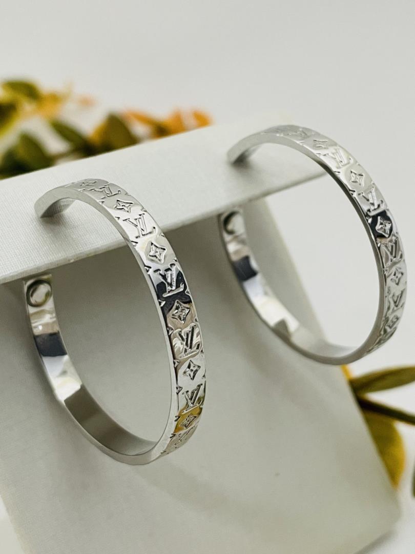 Argola com Banho de Ródio Inspiração Alta Joalheria