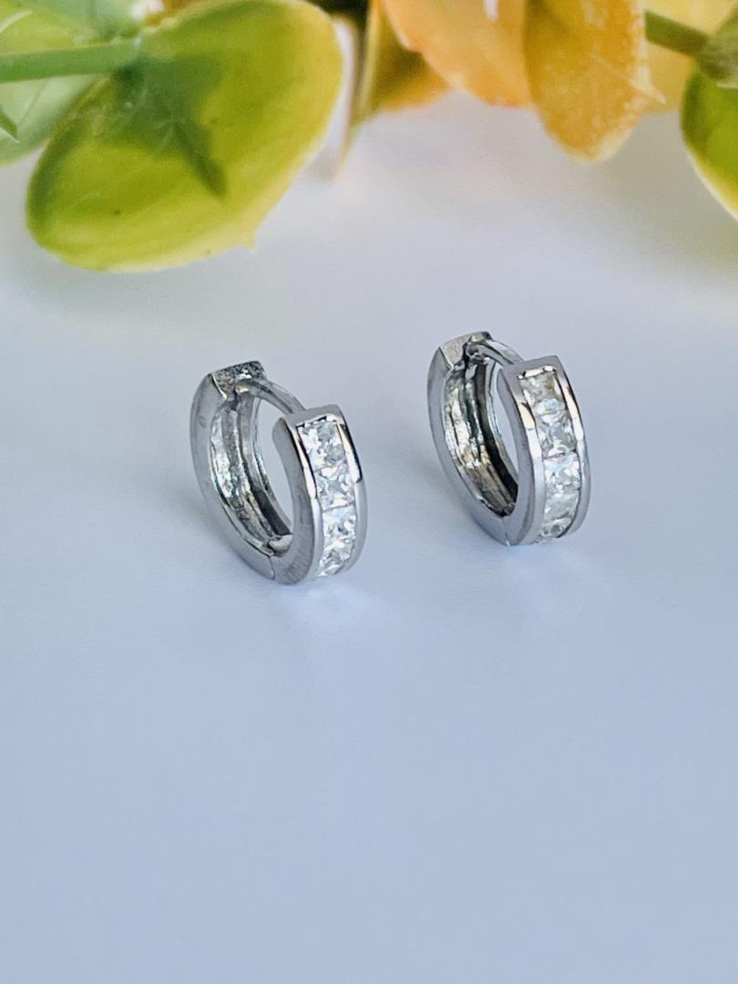 Argola de Prata Média com Banho de Ródio e Zircônias Cravejadas