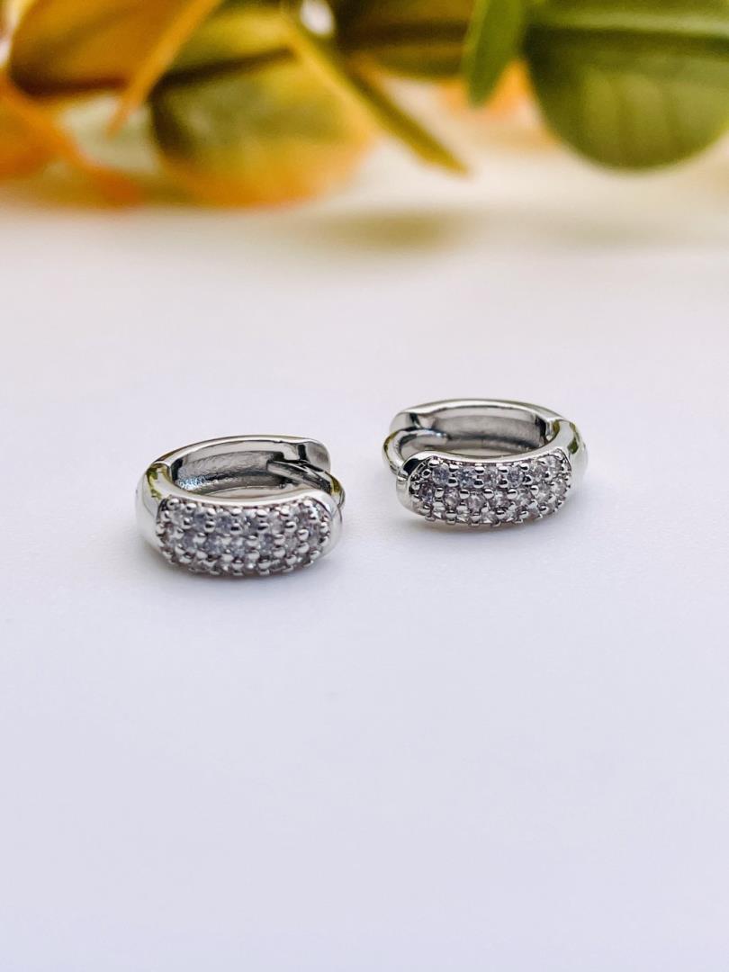 Argola de Prata Pequena com Banho de Ródio e Zircônias Cravejadas