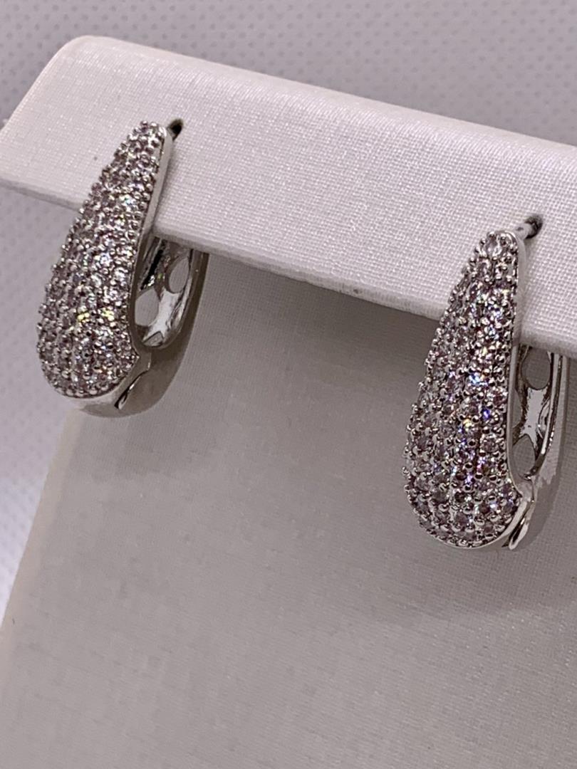 Argola Média Oval Fechada Cravejada