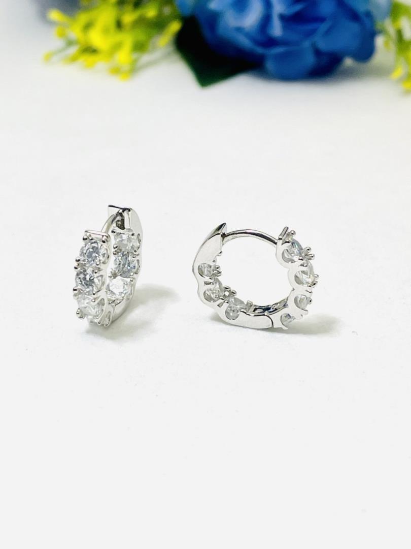 Argola Pequena de Prata com Banho de Ródio e Zircônias Cravejadas