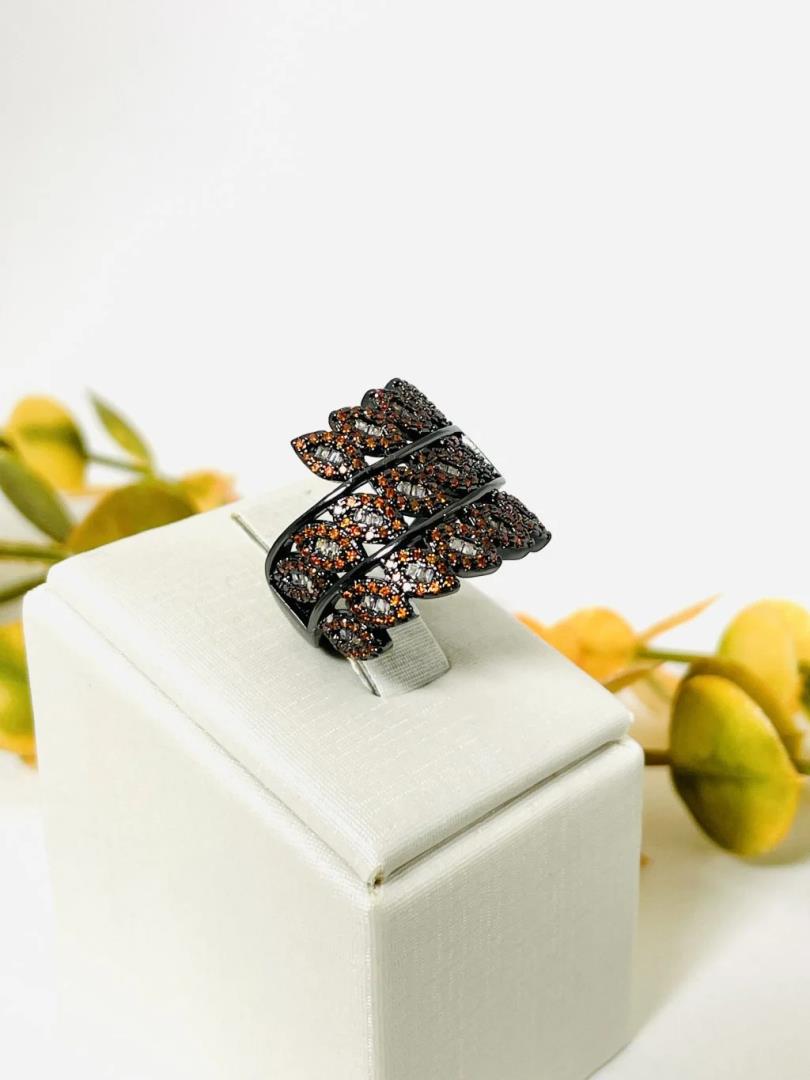 Anel com Banho de Ródio Negra e Pedras Cravejadas Cor Bronze