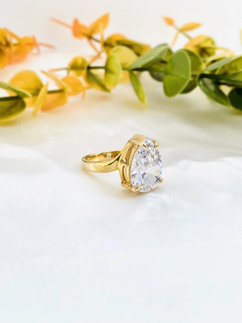 Anel com Pedra em Formato Gota