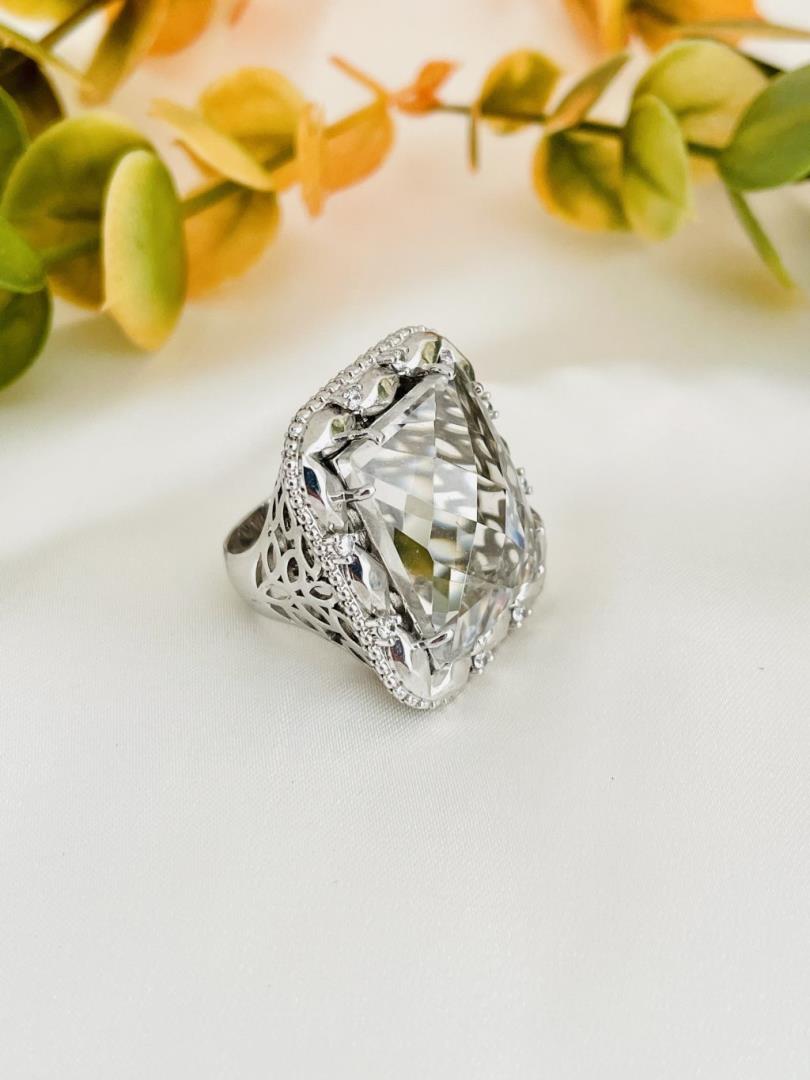 Anel com Pedra Incolor