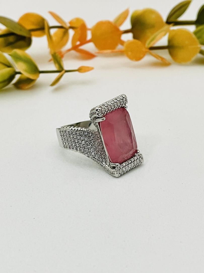 Anel com Pedra Natural Rosa com Banho de Ródio e Zircônias Cravejadas