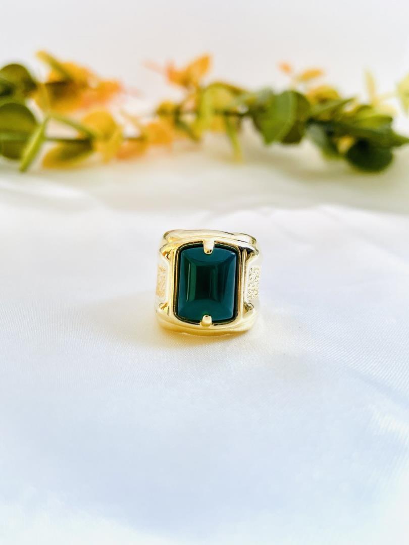 Anel com Pedra Verde Centralizada - Imagem 2